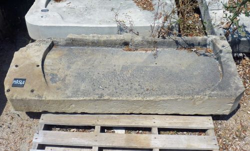 Évier ancien de type pile provençale: pierre à eau ancienne pour cuisine d'été ou autre aménagement extérieur.