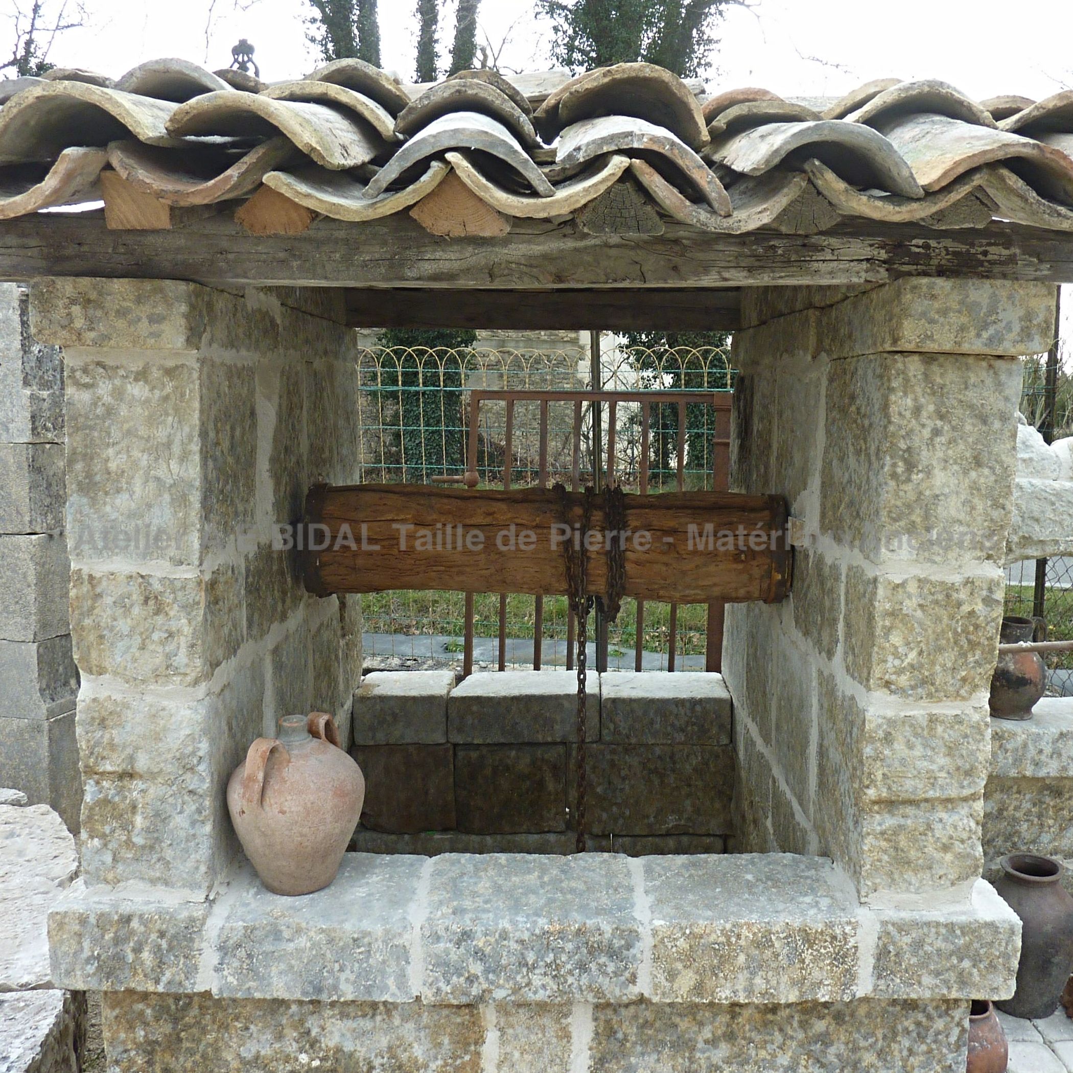 Superbe puits ancien en pierre avec toiture et muret ** VENDU