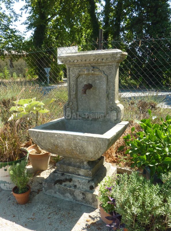 Fontaine murale sur pied avec bac massif et fronton sculpté en pierre ** VENDUE