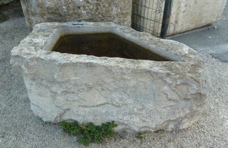 Beau bac ancien en pierre de forme triangulaire - bac en pierre pour petite fontaine ou pour jardinière en pierre.