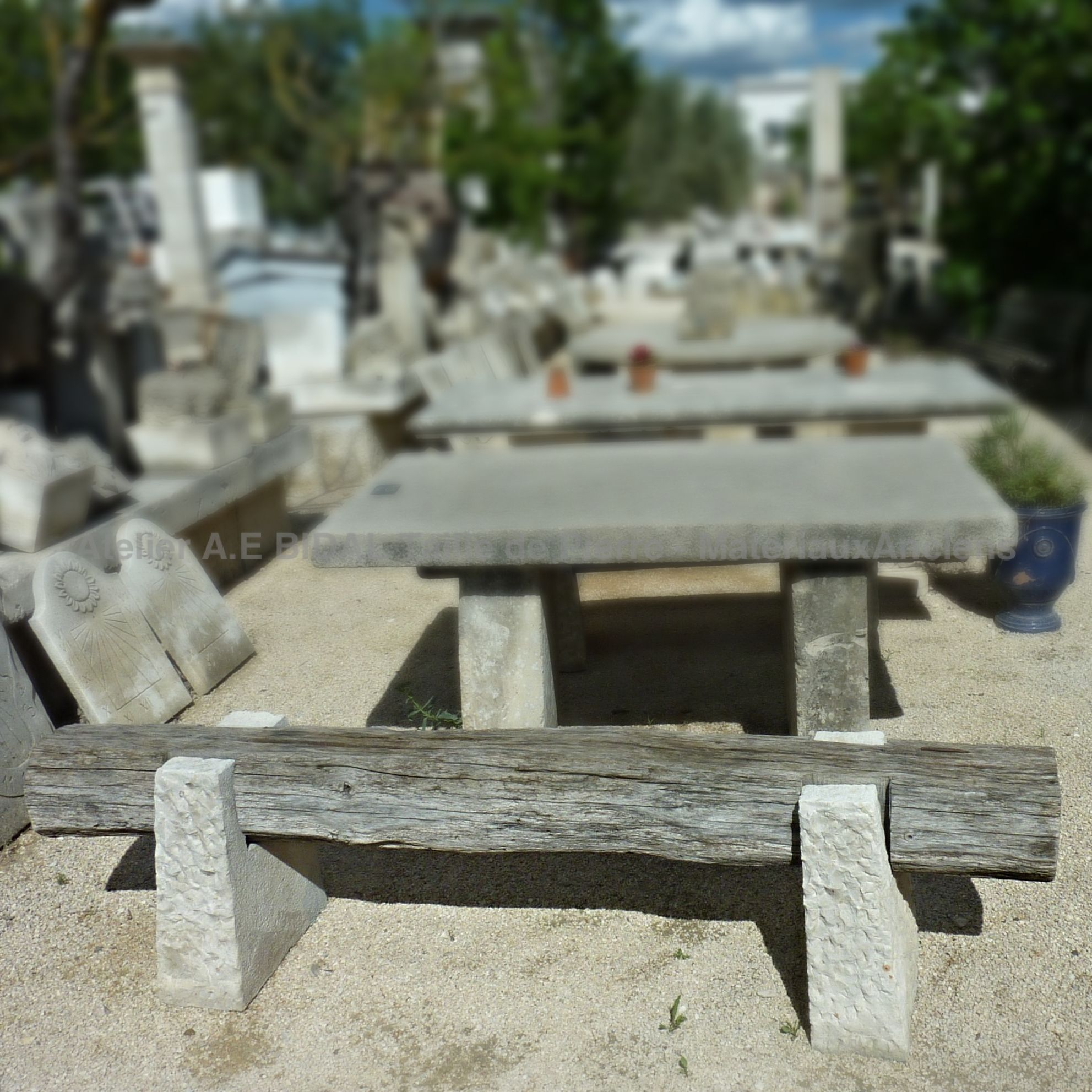 Banc en pierre avec assise en cyprès - mobilier de jardin ancien.