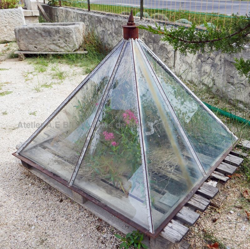 Ancienne pyramide en verre par Alain Bidal Matériaux Anciens