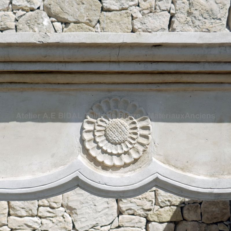 Large fireplace with keystone lintel : an exceptional Louis XIII stone mantel - Atelier Alain BIDAL, Provence