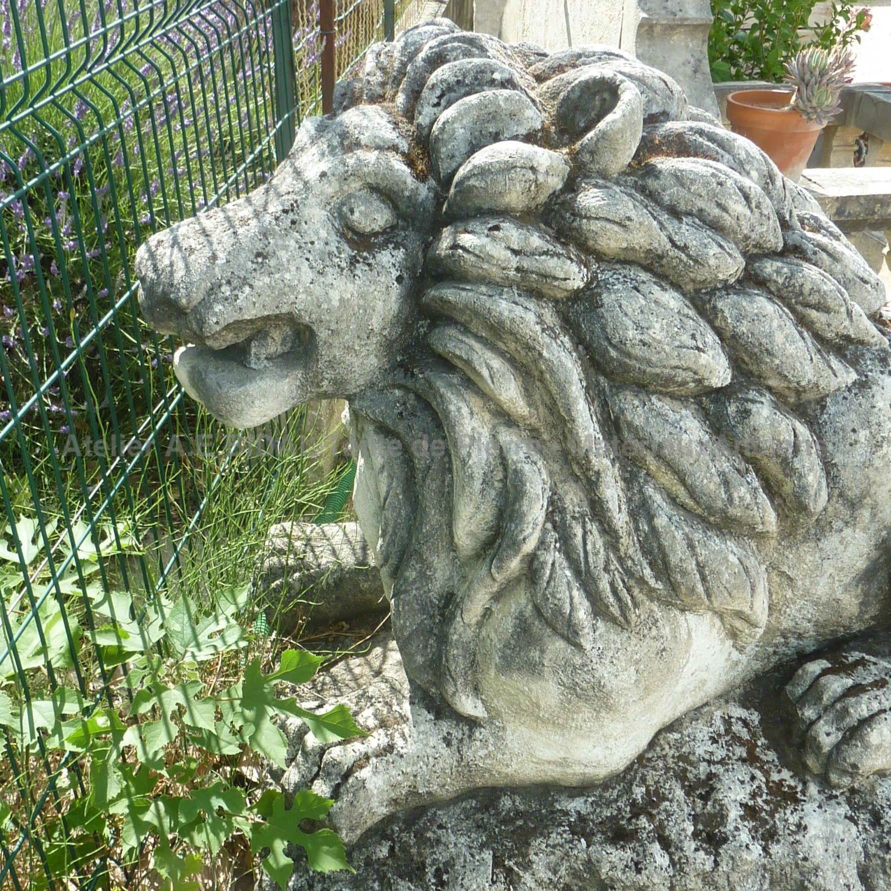 Sculpture ancienne en pierre - lot de deux sculptures représentant chacune un lion.