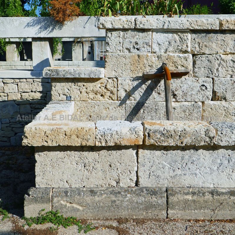 Grande fontaine ancienne pour aménagement extérieur par Alain Bidal Matériaux Anciens en Provence.