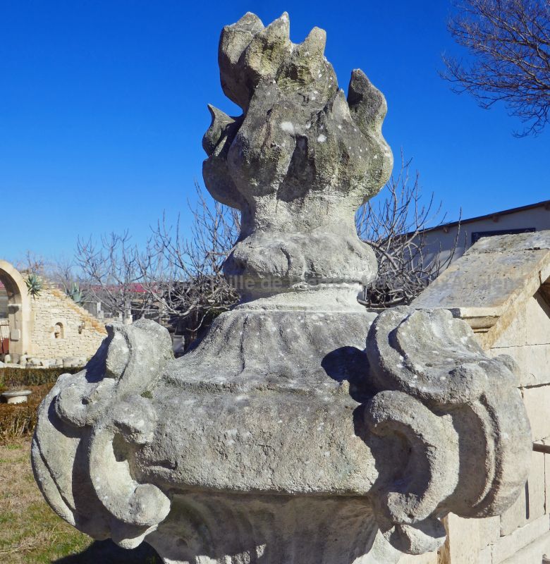 Ancien pot à feu en pierre : un bel ornement pour jardin en pierre par Alain Bidal Matériaux Anciens (Provence)