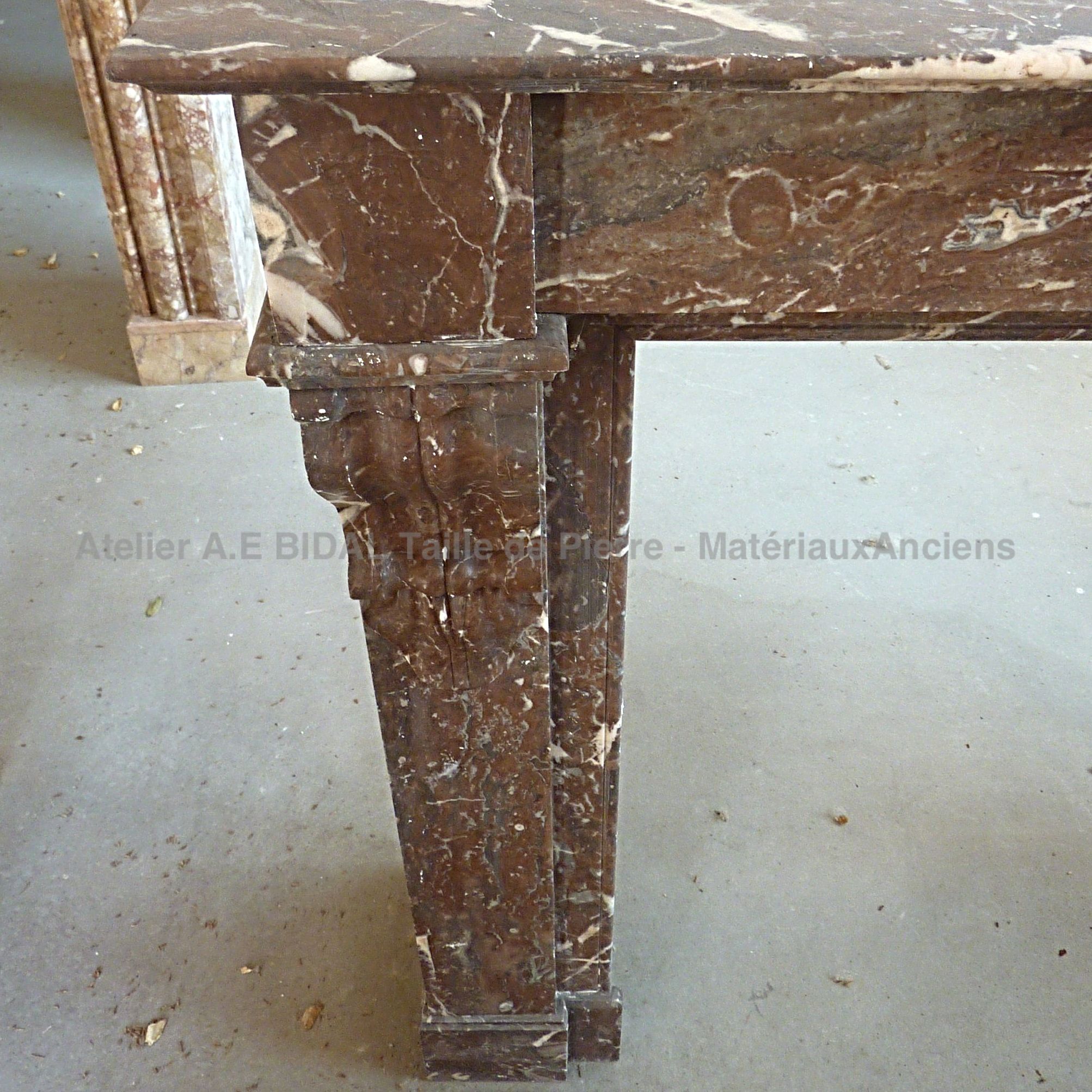 Cheminée marbre rouge avec tablette moulurée - cheminée d'époque.