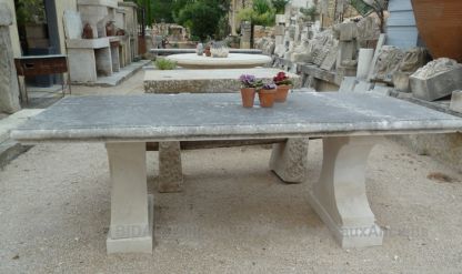 Mobilier de jardin ancien: une table ancienne en pierre de grande taille pour des repas rassemblant beaucoup de convives.