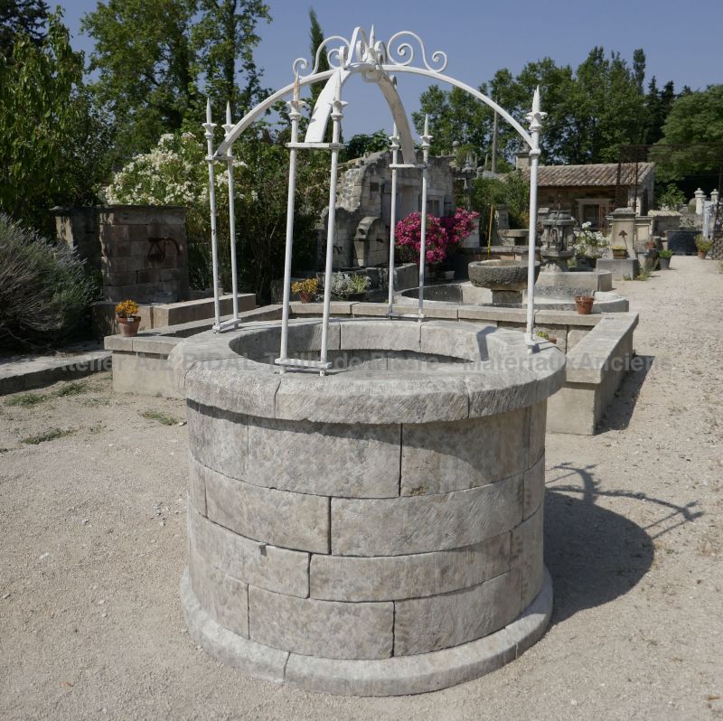 Stone garden well | Round well in stone and its scrap-top for sale in Provence at Alain BIDAL.