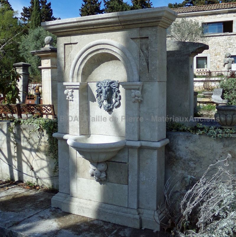 Fontaine murale en pierre patinée et tête de bélier en plomb - Atelier Alain BIDAL (Provence)