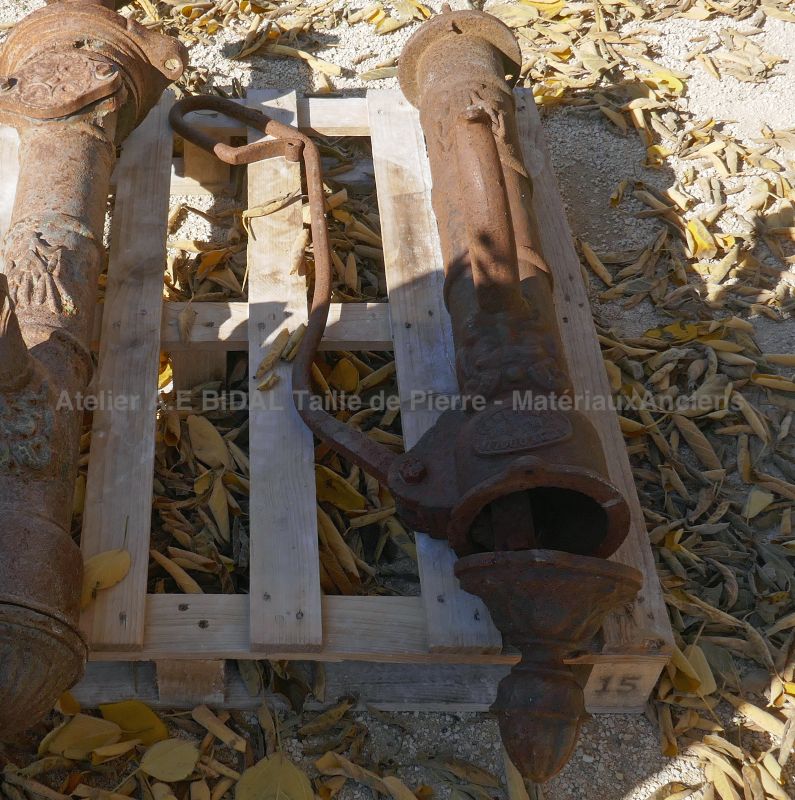 Belle pompe manuelle en fonte ancienne de couleur marron - point d'eau extérieur facile à aménager.