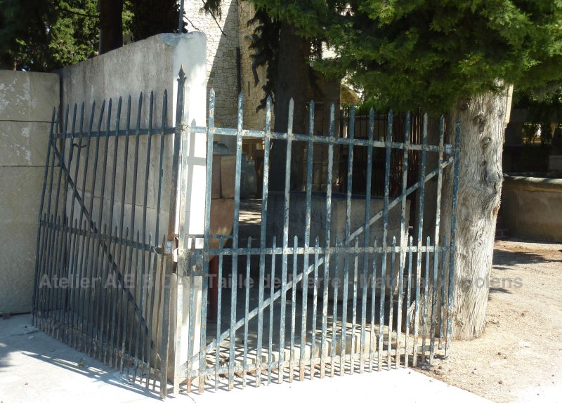 Portail ancien totelement ajouré - portail en fer forgé pour l'entrée.