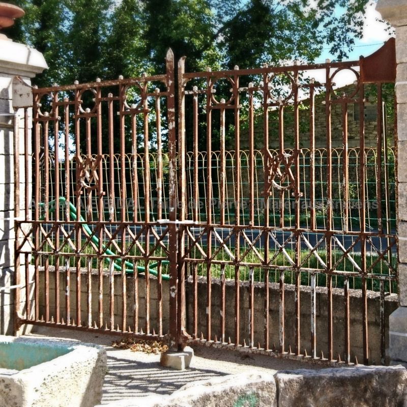 Beau portail ancien joliment travaillé - portail en fer entièrement ajouré.