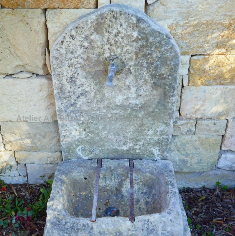 Fontaine provençale en matériaux anciens, idéale pour aménager un petit espace - Atelier Alain BIDAL (Provence)