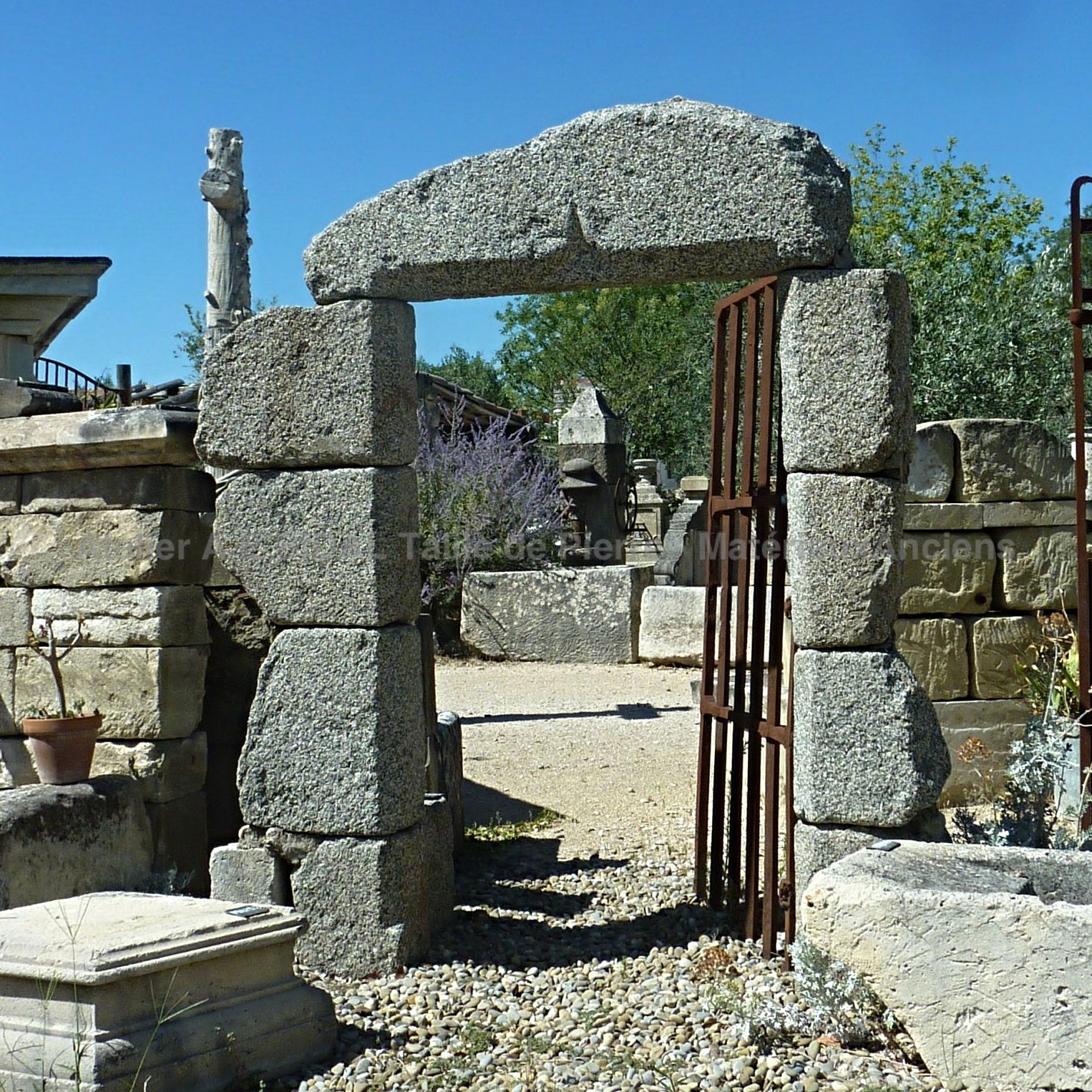 Encadrement de porte en pierres patinées naturellement - encadrement de porte pour portillon.
