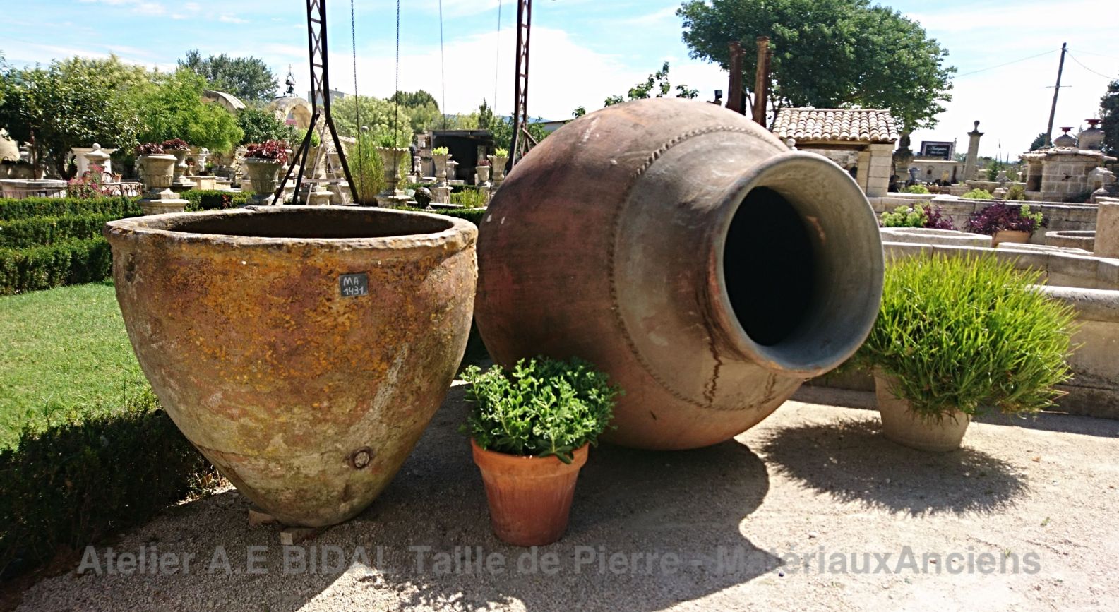 In Provence, the Mémoires d'adrien offers a rare selection of magnificent antique materials to beautify your home.