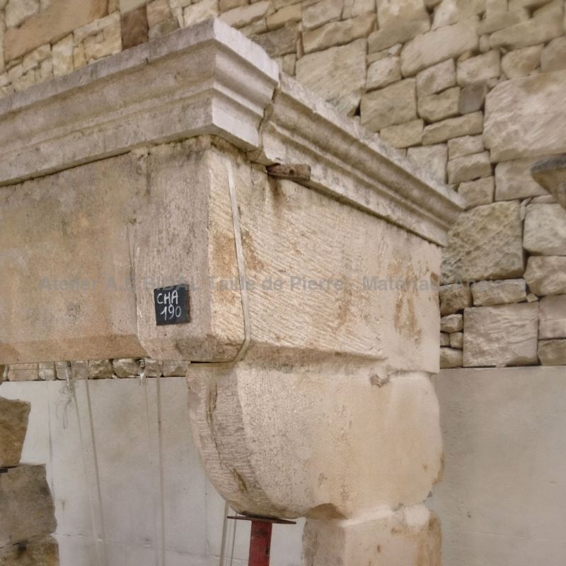 Cheminée louis 13 à l'allure paysanne - cheminée en pierre ingélive.