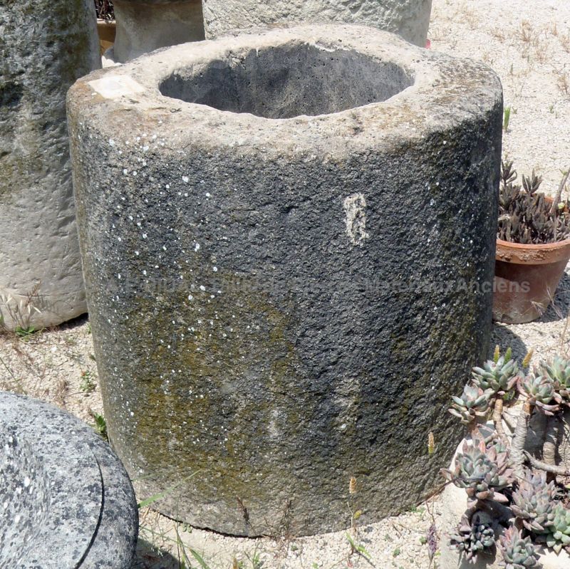 Bac à fleurs en pierre patinée : un joli bac rond en pierre par Alain BIDAL Matériaux Anciens en Provence