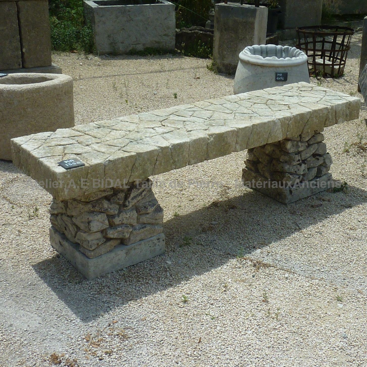 Banc en pierre au design original - mobilier de jardin ancien.