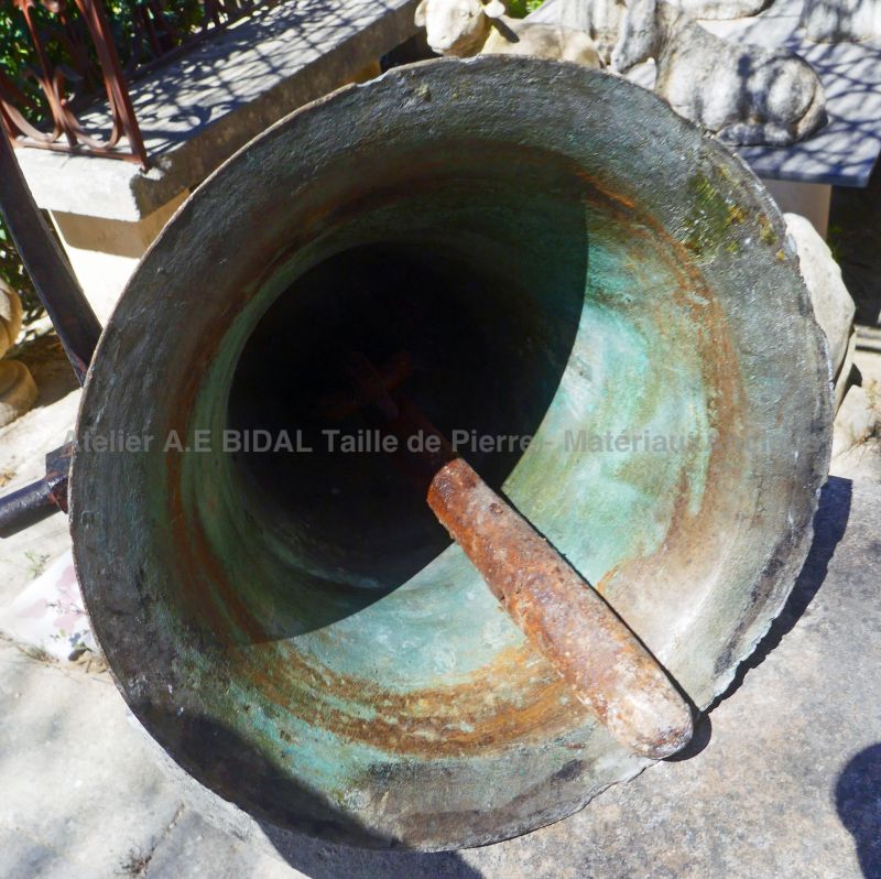 Vieille cloche à vendre en Provence - Ancienne cloche en bronze - Atelier Alain BIDAL