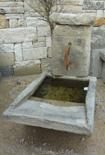 Borne à eau en forme de lavoir