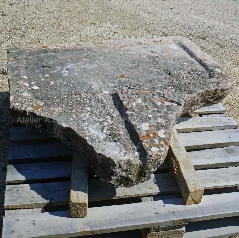 Evier rustique en vieille pierre avec goulotte : ancien évier en pierre naturelle par Alain BIDAL