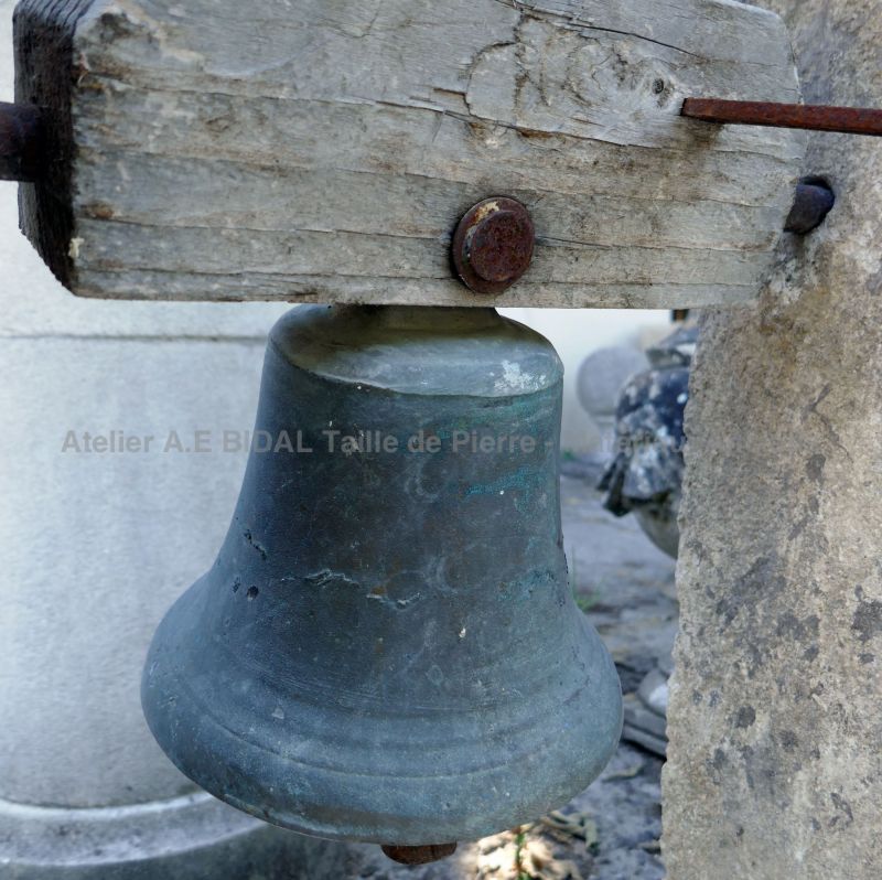 Sauvegarde du patrimoine : cloche ancienne en airain et clocher.