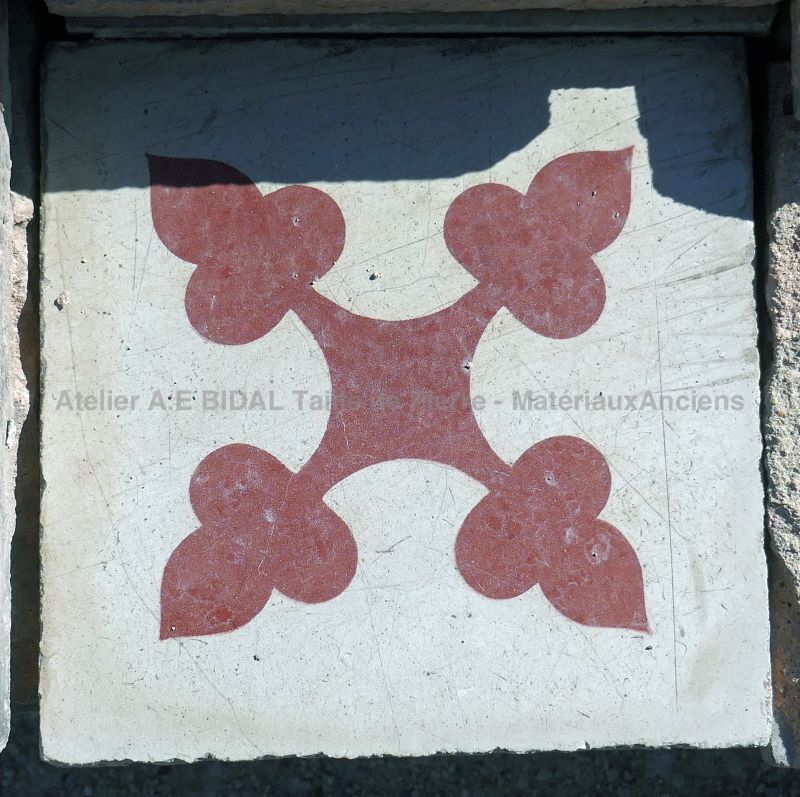 Carreau de ciment ancien de récupération en vente en Provence chez Atelier Alain BIDAL