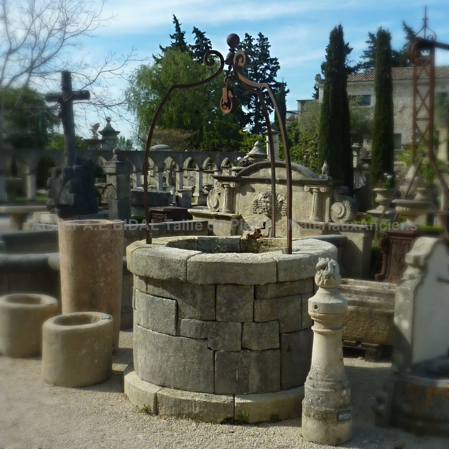 Ancien puits rond en pierres et dessus de puits en fer forgé ** VENDU