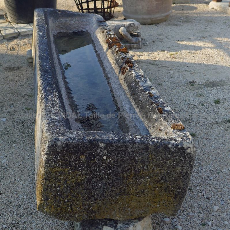 Longue auge ancienne en pierre usée et patinée par le temps par les Matériaux Anciens en Provence Alain BIDAL