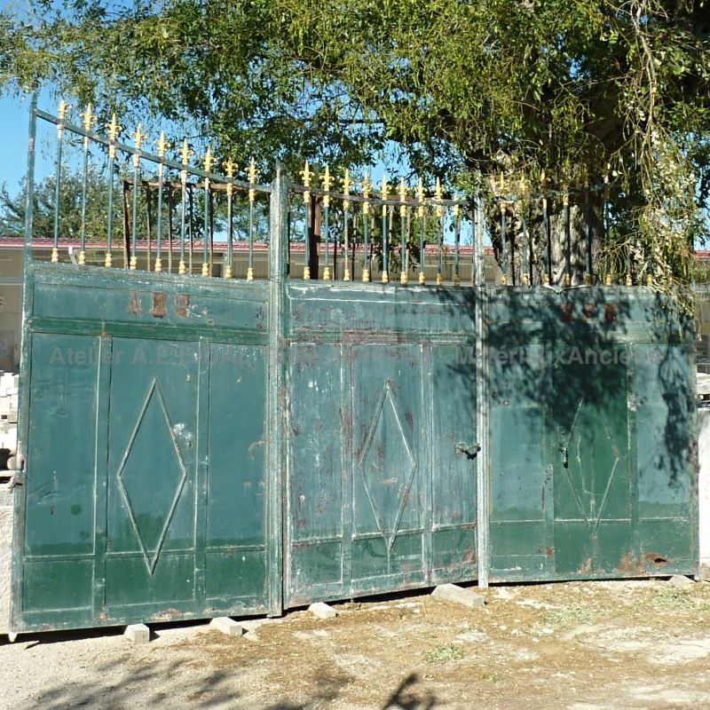 Un portail ancien pour sublimer votre entrée principale et mettre en valeur votre demeure.