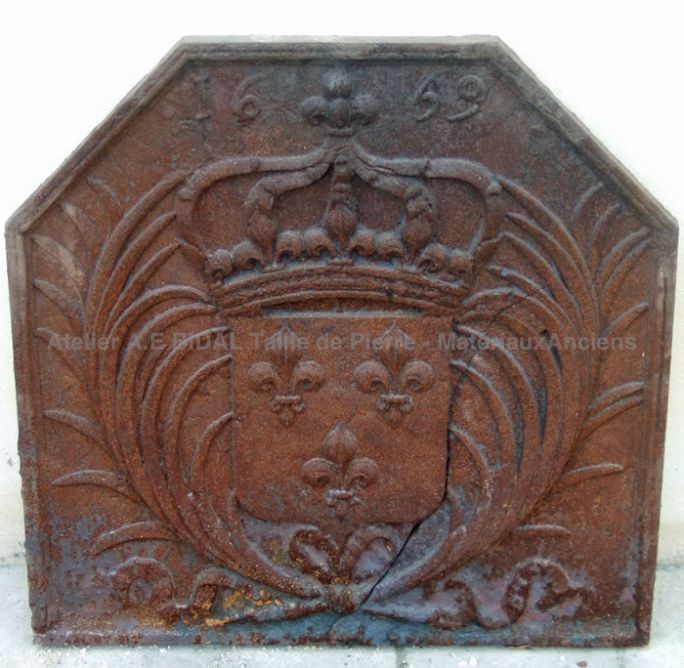 Belle plaque de cheminée en fonte de 1669 de type patriotique - nos accessoires cheminée.
