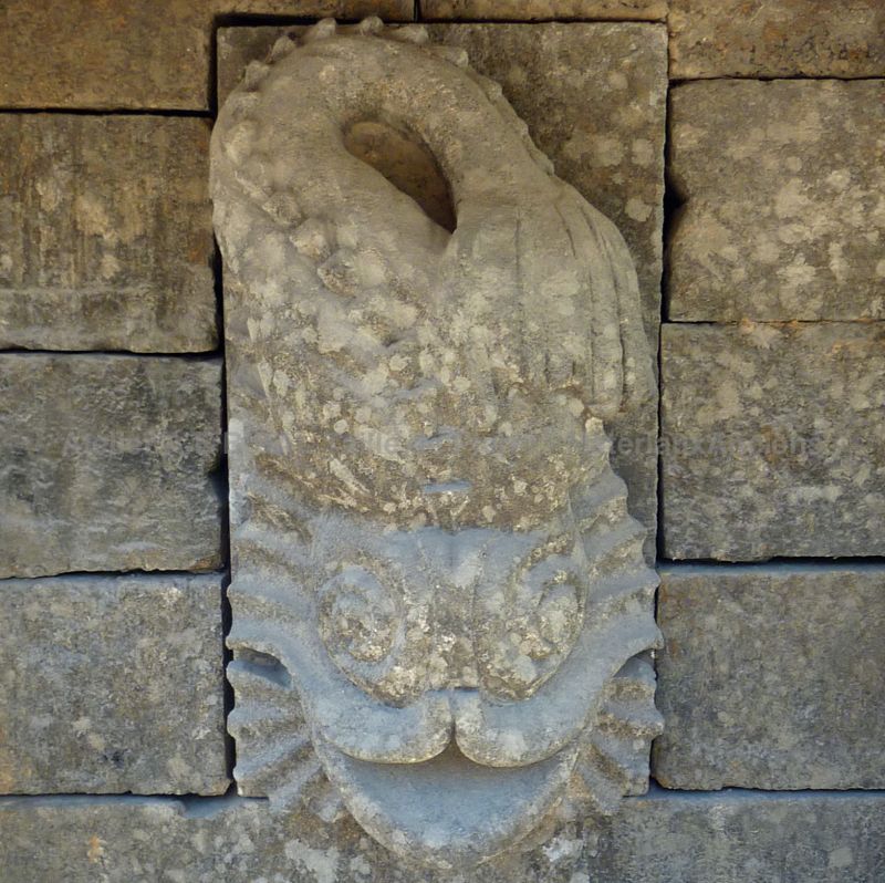 Sculpture sur notre grande fontaine ancienne à double bac.
