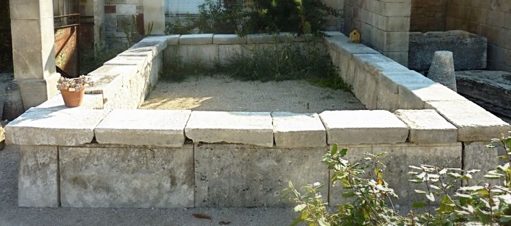 Bassin en pierre pour décoration de jardin unique | Ancien bassin en vieillies pierres de chez Bidal Alain.