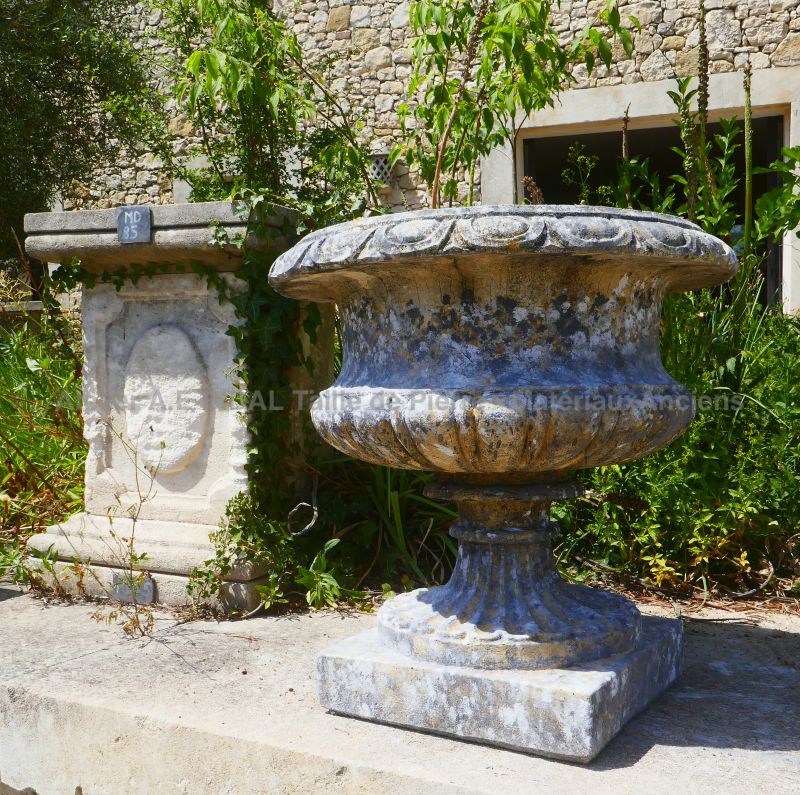 Antique Medici style vases in weathered composite stone - Atelier Alain BIDAL (Provence)