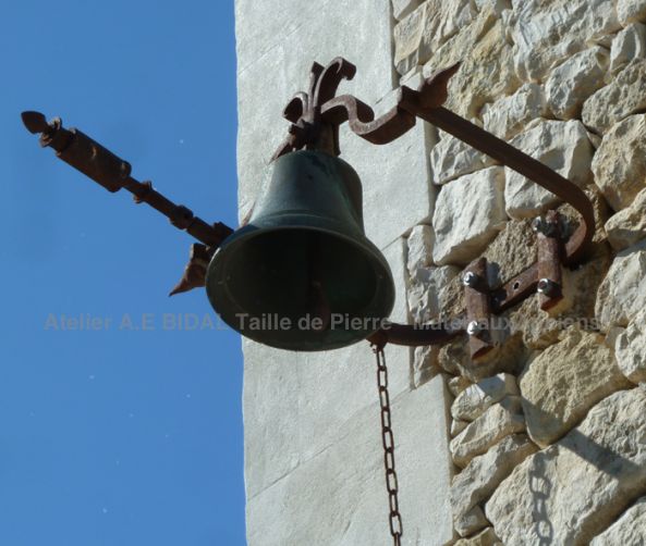 Cloches anciennes; une cloche en bronze avec structure de métal.