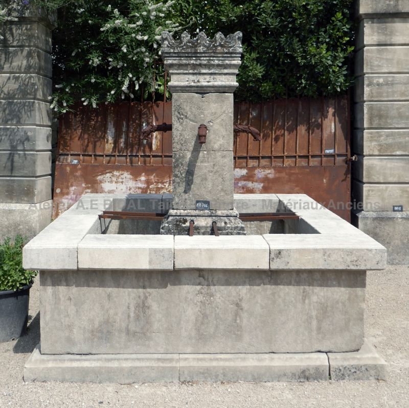 Antique central stone fountain | Garden fountain with basin in reclaimed materials.