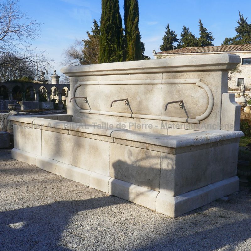 Grande fontaine d'extérieur avec profond bassin et fronton sculpté doté de trois sorties d'eau réalisées en fer forgé
