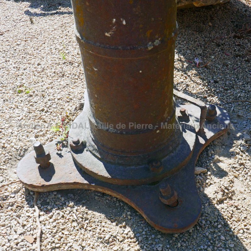 Ancienne pompe à eau : une belle pompe manuelle en fonte par Les Matériaux Anciens Alain BIDAL.