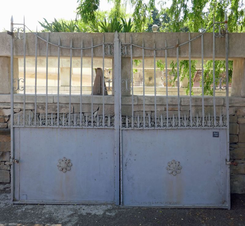 Ancien portail en fer forgé riveté : portail à deux vantaux par Alain BIDAL Matériaux Anciens en Provence