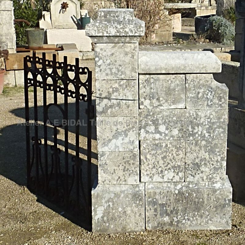 Pilier en pierre pour jardin ǀ Paire de petits piliers pour portillon en pierre ǀ Atelier Alain BIDAL