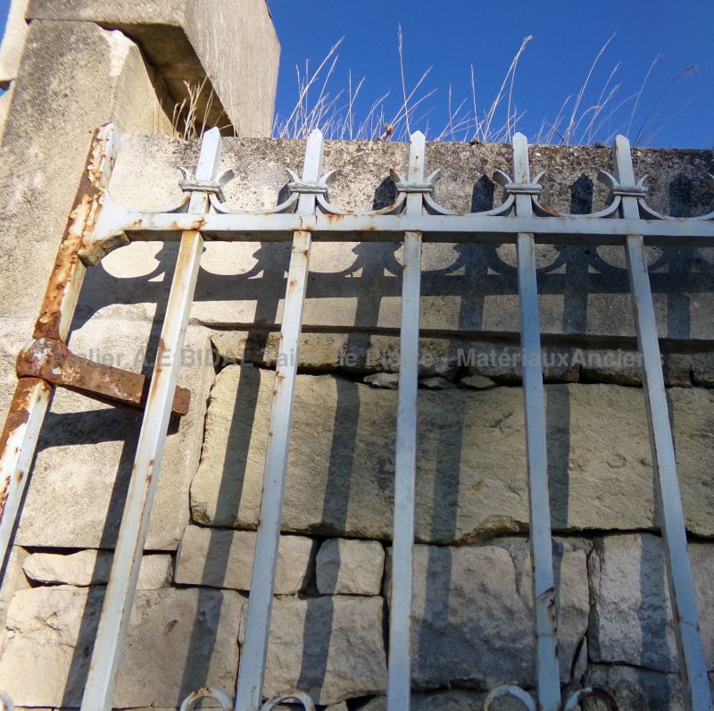 Large gate for pillars : an old wrought iron gate over 3 meters wide - Atelier Alain BIDAL (Provence)