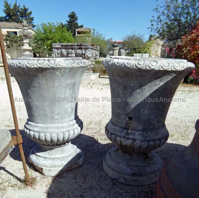 Pair of large Medici-style garden vases in carved stone - Atelier Alain BIDAL (Provence)