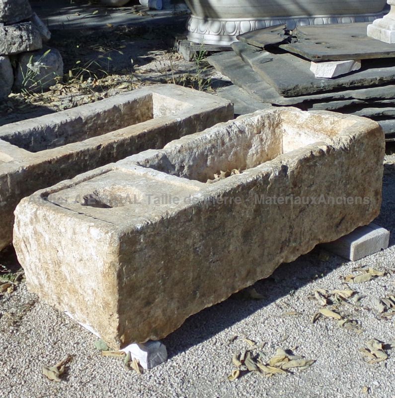 Jardinière rustique en pierre : ancienne auge en pierre en vente chez l'Atelier Alain BIDAL (Provence)