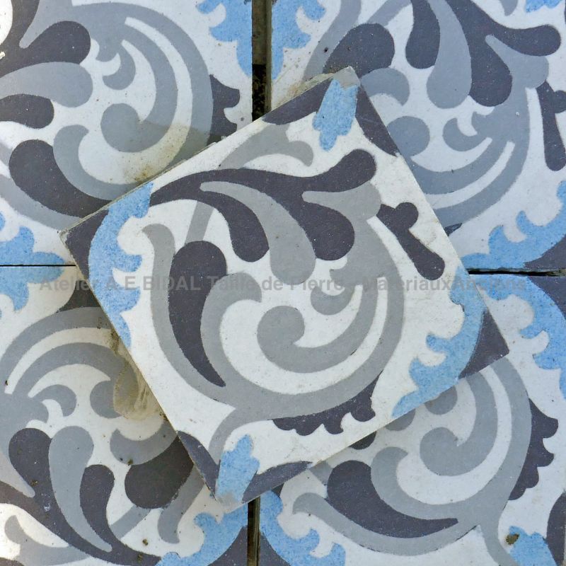 Ancien carreau de ciment en vente en Provence chez Atelier Alain BIDAL