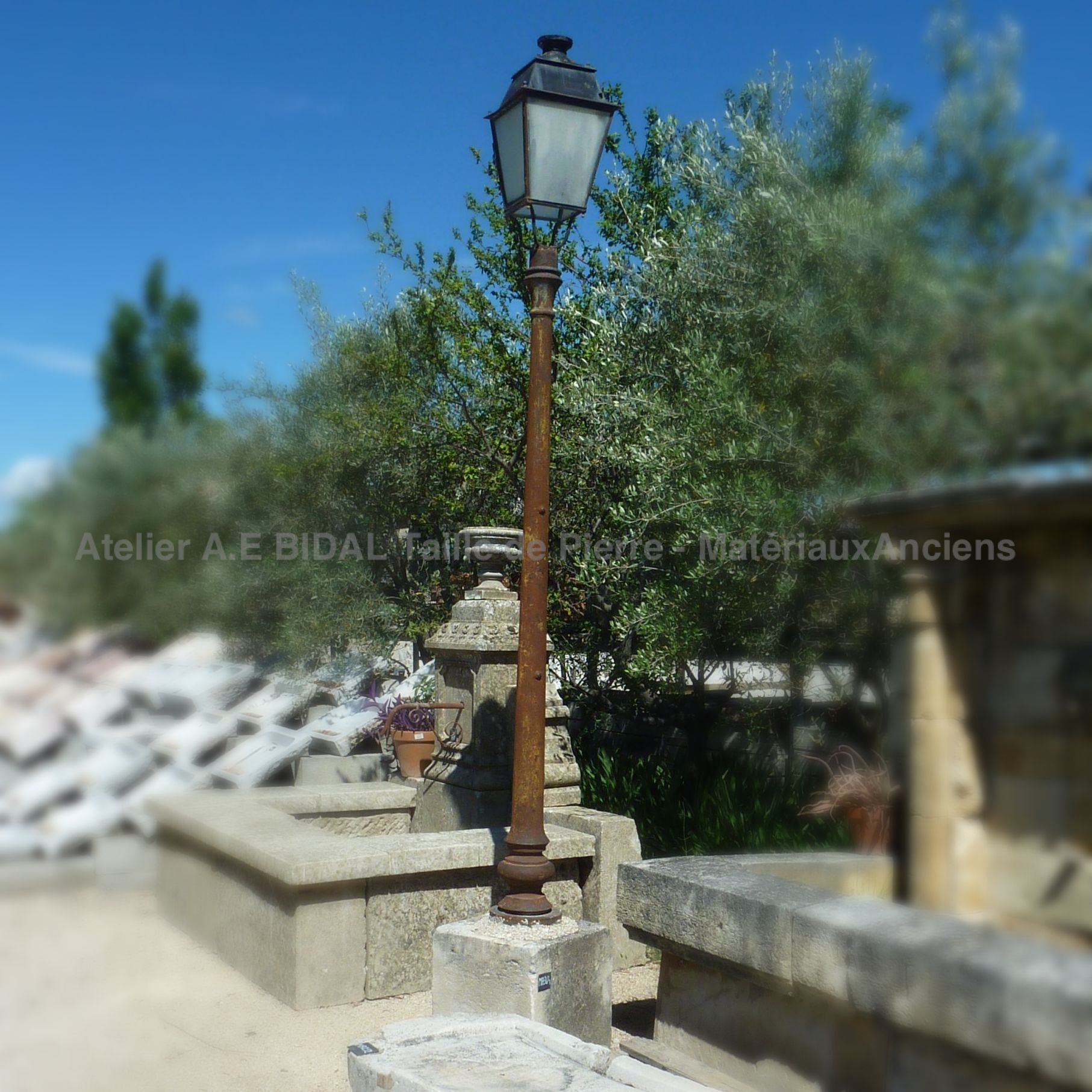 Lampadaire de rue en fonte ancienne avec socle en pierre - matériaux anciens.