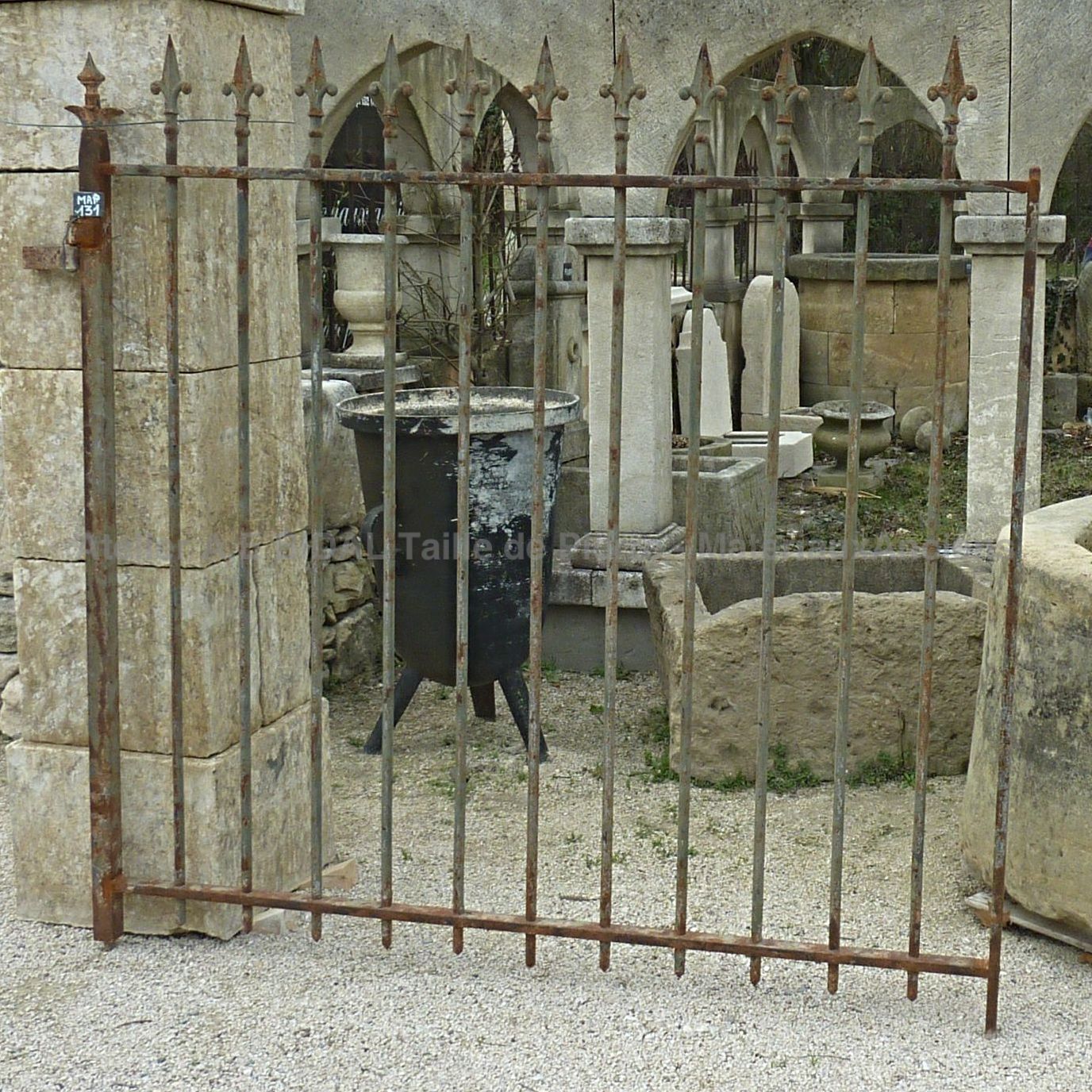 Portail ancien en fer forgé -  élément de décoration en matériaux anciens.