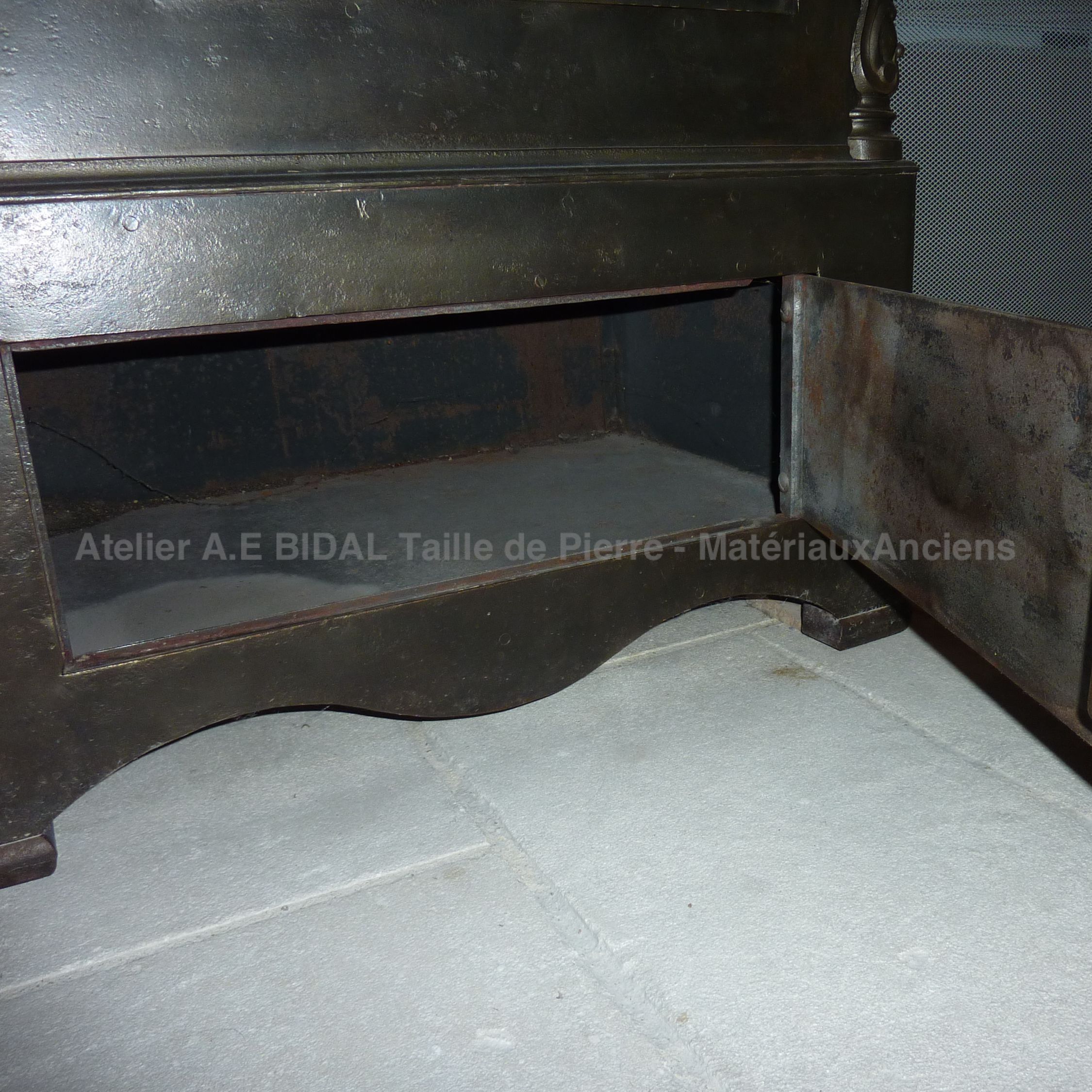 Coffre-fort à deux étagères en fonte ancienne - matériaux anciens.