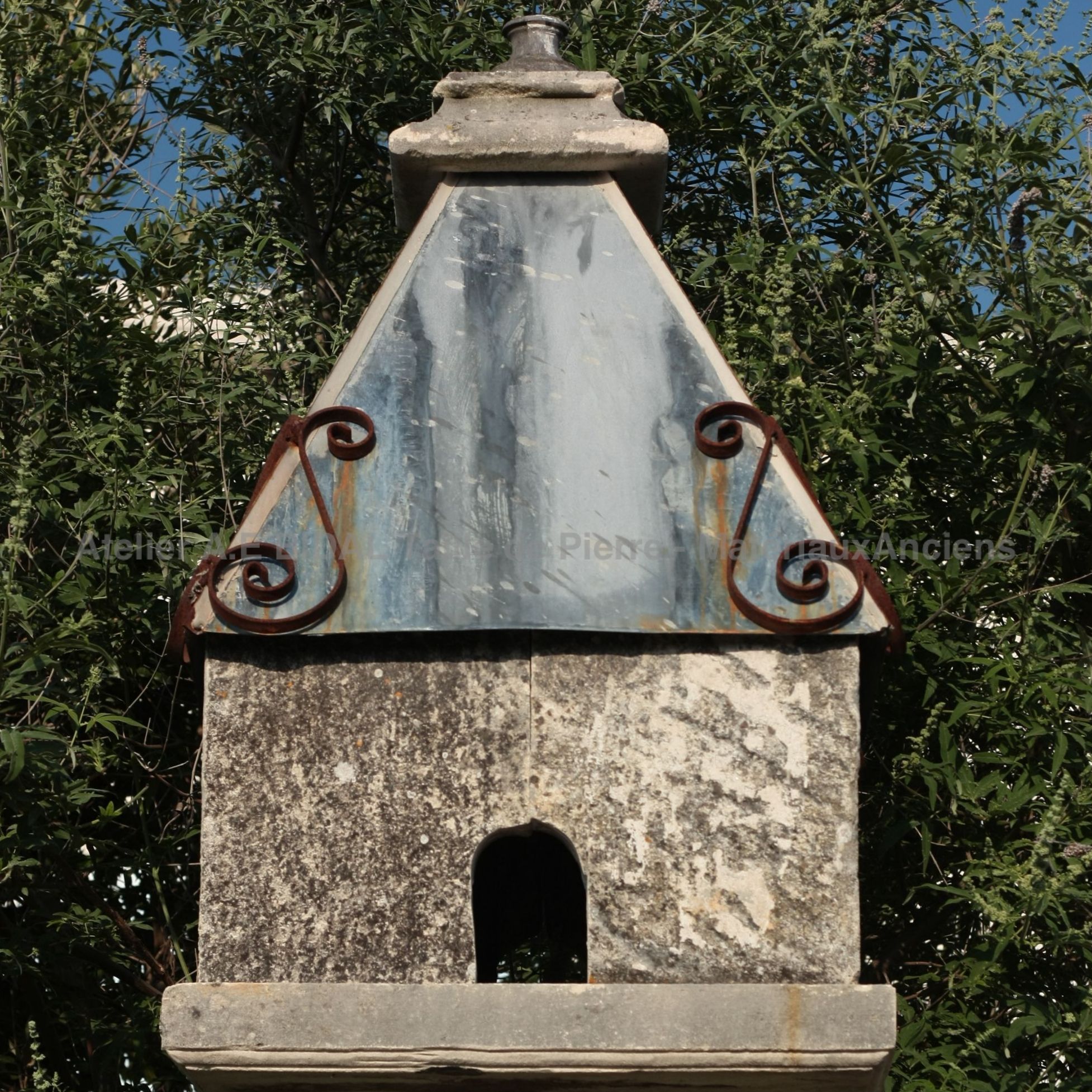 Décoration d'extérieur en matériaux anciens: beau pigeonnier.