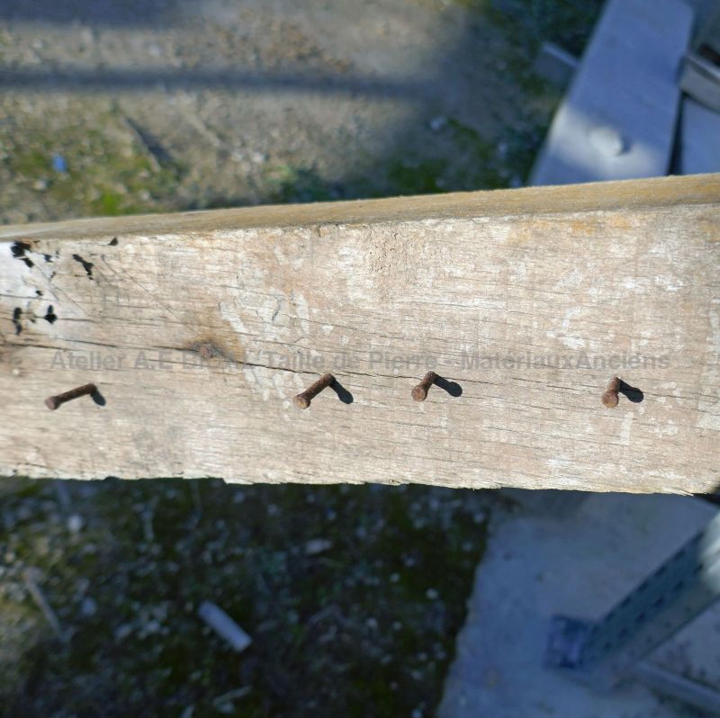 Poutres en bois ancien pour plafond par Alain BIDAL Matériaux Anciens en Provence